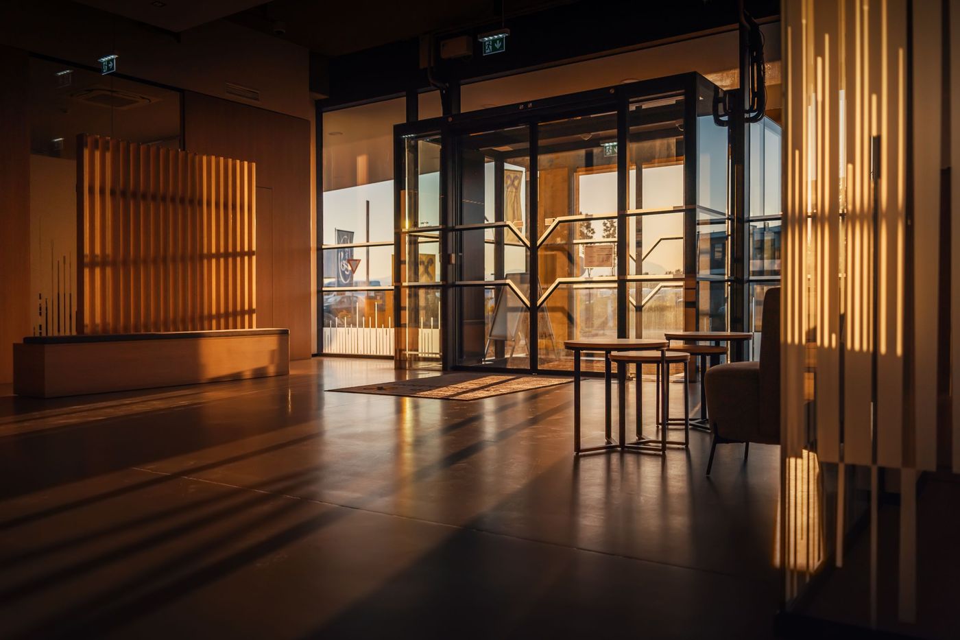 Hotel-Lobby im Abendlicht